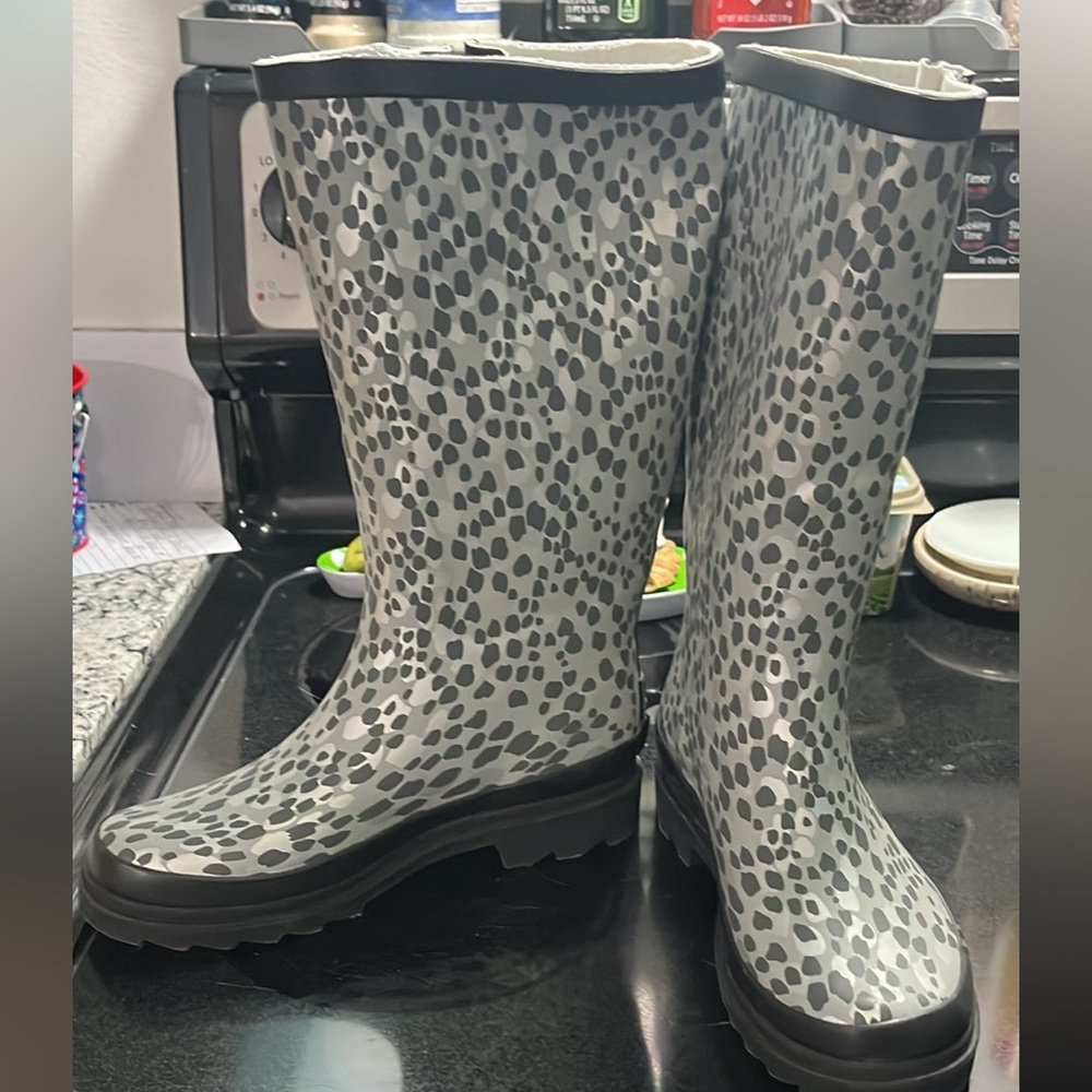 Women’s rain boots NEW